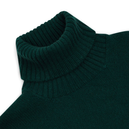 Roll neck detail on Cashmere roll neck jumper in Bottle green