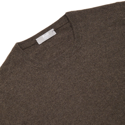 Neck detail on Grey-brown Pepperpot cashmere crewneck sweater
